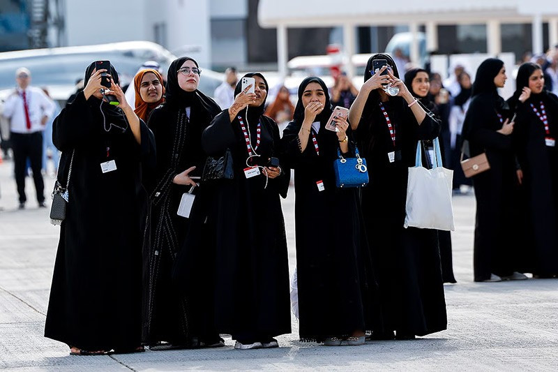 2023 — Khách tham quan tại Dubai Airshow tổ chức ở Dubai World Central Airport, khẳng định sức hút quốc tế của sự kiện. chum-anh-dubai-airshow-1989-2025-025.jpg