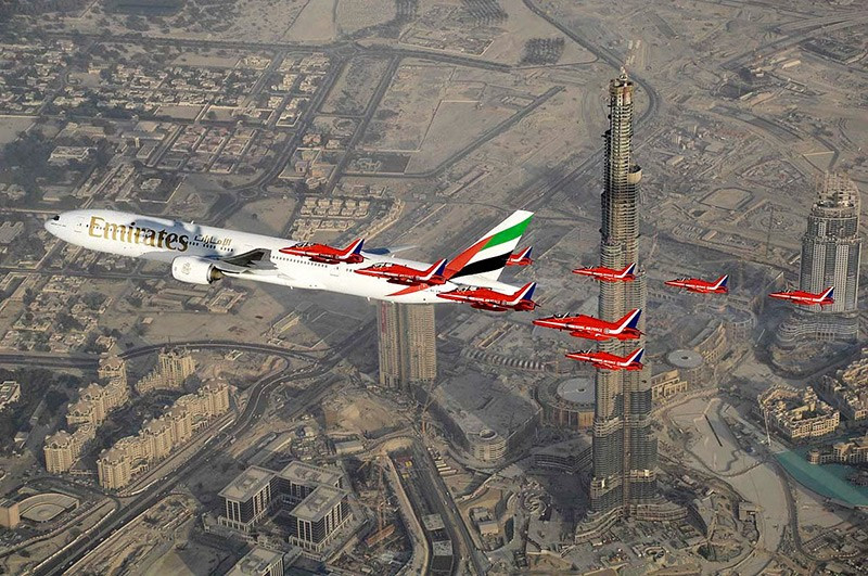 14/11/2007 — Đội Red Arrows bay cùng Boeing 777 trên bầu trời Dubai, với Burj Khalifa đang xây dựng phía sau. chum-anh-dubai-airshow-1989-2025-014.jpg