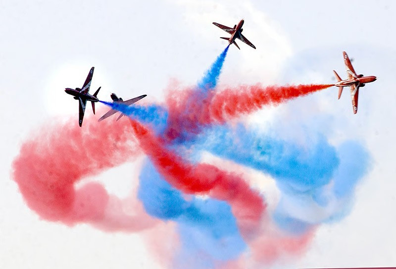 15/10/2003 — Đội bay Red Arrows biểu diễn kỹ năng tại Dubai Airshow. chum-anh-dubai-airshow-1989-2025-010.jpg