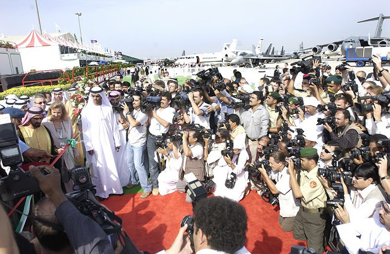 7/12/2003 — Ông Sheikh Mohamed bin Zayed Al Nahyan (khi đó là Tổng Tham mưu trưởng Quân đội UAE) và ông Sheikh Mohammed bin Rashid Al Maktoum khai mạc Dubai Airshow 2003 tại Airport Expo. chum-anh-dubai-airshow-1989-2025-011.jpg