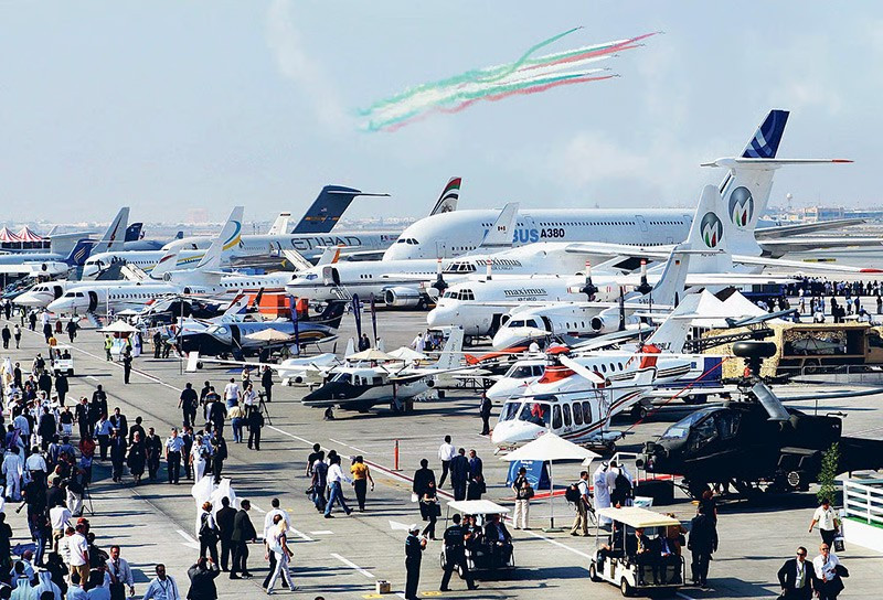 16/11/2009 — Đội bay Frecce Tricolori của Ý biểu diễn tại Dubai Airshow. chum-anh-dubai-airshow-1989-2025-017.jpg