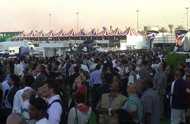 8/11/2001 — Đám đông tập trung tại Dubai Airshow tổ chức ở Airport Expo. chum-anh-dubai-airshow-1989-2025-09.jpg