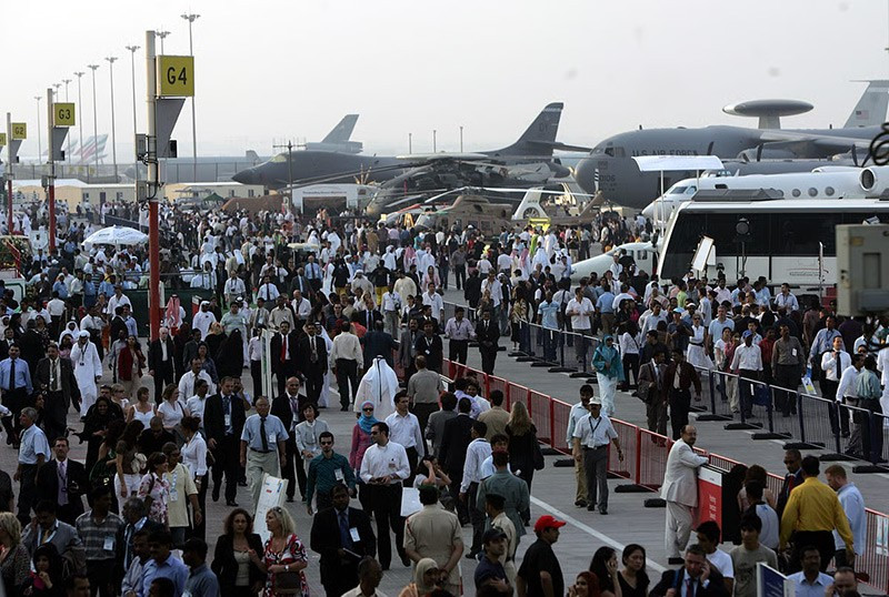 15/11/2007 — Đám đông tham dự ngày cuối Dubai International Aerospace Exhibition tại Airport Expo. chum-anh-dubai-airshow-1989-2025-015.jpg