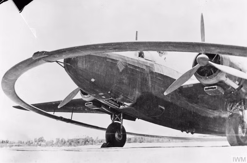 Máy bay rà phá thủy lôi. Anh cải biến Wellington gắn vòng gỗ đường kính 14,6m chứa cuộn nhôm phát từ trường, bay ở độ cao 11–18m với tốc độ 209 km/h để kích nổ thủy lôi, giữ an toàn tuyến biển nhung-may-bay-cai-bien-dien-ro-thoi-the-chien-ii-3.jpg