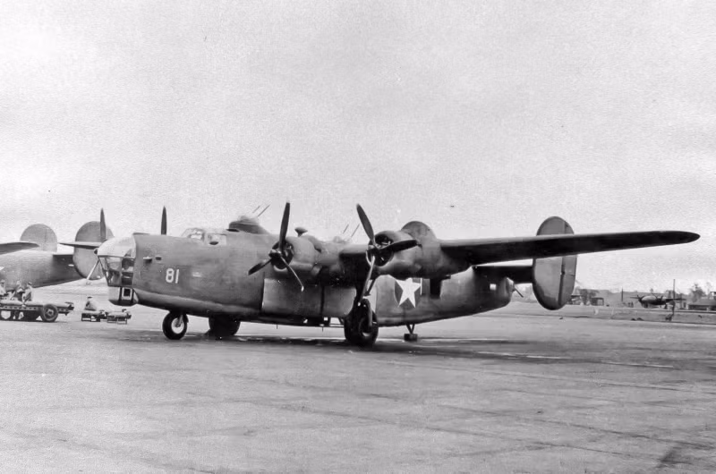 YB-40 và XB-41. Mỹ cải biến B-17 và B-24 thành máy bay hộ tống với tới 30 súng máy 12,7mm, mang hơn 6,3 tấn đạn. Quá nặng và chậm, dự án bị hủy sau 10 phi vụ thử nghiệm nhung-may-bay-cai-bien-dien-ro-thoi-the-chien-ii.jpg