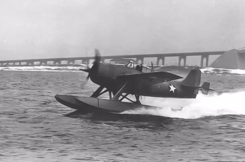 Grumman XF4F-3S “Wildcatfish.” Chiến đấu cơ F4F Wildcat gắn phao nổi, tốc độ giảm xuống chỉ 388 km/h. nhung-may-bay-cai-bien-dien-ro-thoi-the-chien-ii-2.jpg