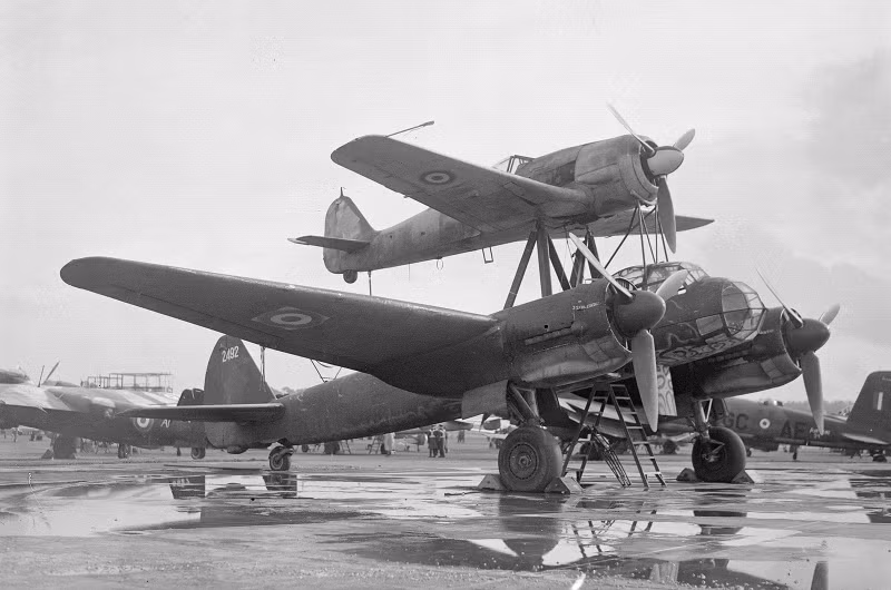 Mistel. Kết hợp tiêm kích Bf 109/Fw 190 gắn trên Ju 88 chứa thuốc nổ gần 2 tấn. Phi công tách ra trước khi Ju 88 lao vào mục tiêu. Hiệu quả thấp, chỉ gây thiệt hại hạn chế nhung-may-bay-cai-bien-dien-ro-thoi-the-chien-ii-8.jpg