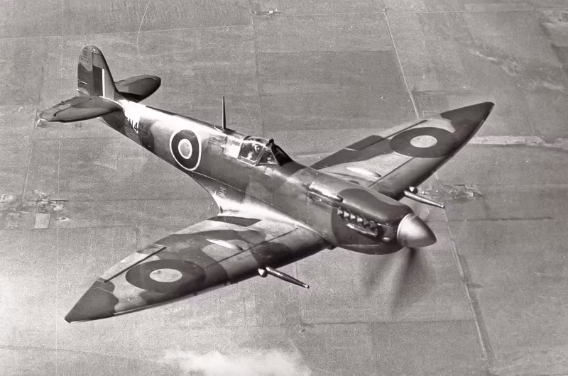 Ju 86P/R và Spitfire. cao độ Junkers Ju 86 cải biến cánh dài, buồng lái áp suất, động cơ diesel tăng áp, bay tới 14.300m. Không quân Hoàng gia Anh phát triển Spitfire Mk VI, IX để đánh chặn, từng giao chiến ở độ cao 13.400m nhung-may-bay-cai-bien-dien-ro-thoi-the-chien-ii-4.jpg