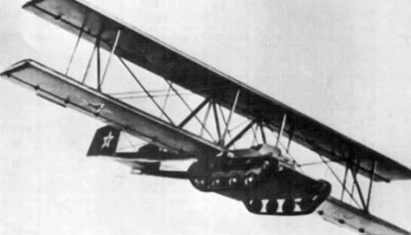 A-40 “Xe tăng bay”. Liên Xô gắn cánh và đuôi tháo rời cho xe tăng T-60, thử nghiệm một lần năm 1942. Xe tăng hạ cánh thành công nhưng thiếu máy bay kéo đủ mạnh, dự án bị hủy nhung-may-bay-cai-bien-dien-ro-thoi-the-chien-ii-6.jpg