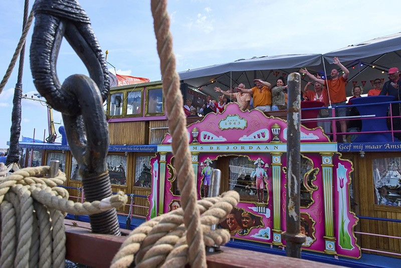 chum-anh-nhung-con-tau-cap-ben-amsterdam-tham-du-le-hoi-0805-03.jpg