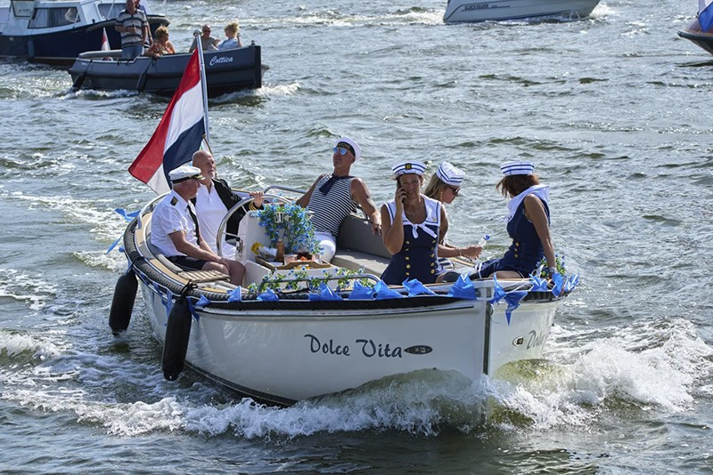 chum-anh-nhung-con-tau-cap-ben-amsterdam-tham-du-le-hoi-0805-05.jpg