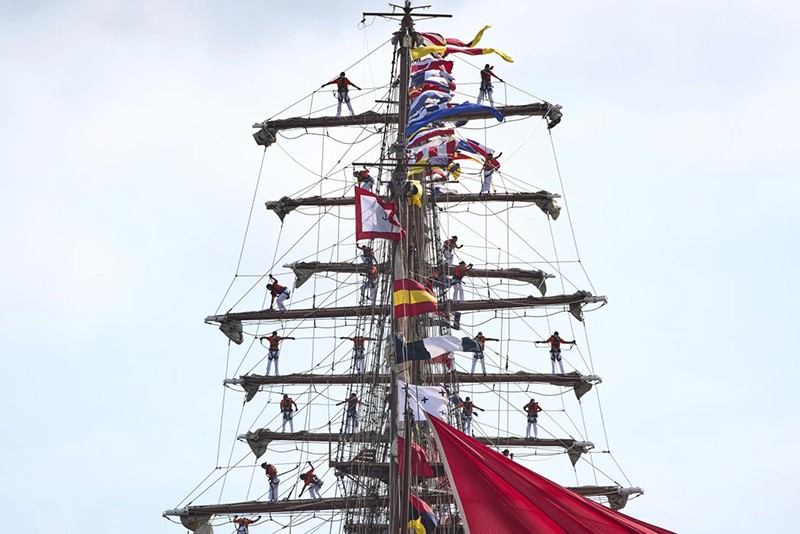 chum-anh-nhung-con-tau-cap-ben-amsterdam-tham-du-le-hoi-0805-07.jpg