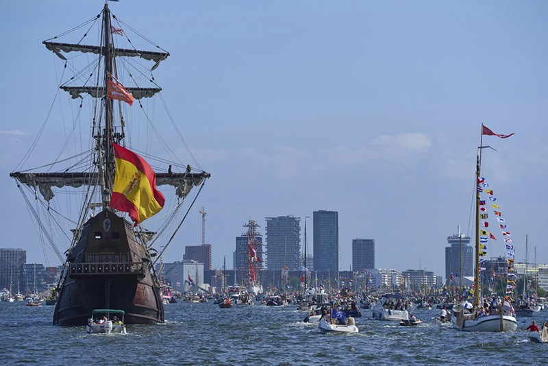 chum-anh-nhung-con-tau-cap-ben-amsterdam-tham-du-le-hoi-0805-06.jpg