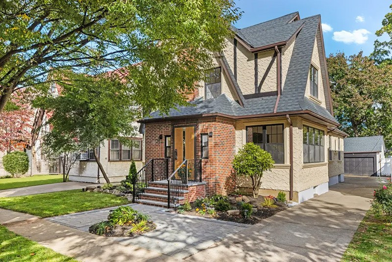 Ngôi nhà được xây năm 1940 bởi Fred Trump, cha của Donald Trump. Gia đình Trump sống tại đây cho đến khi ông Trump lên 4 tuổi. chum-anh-ngoi-nha-thoi-tho-au-cua-tong-thong-donald-trump-02.jpg