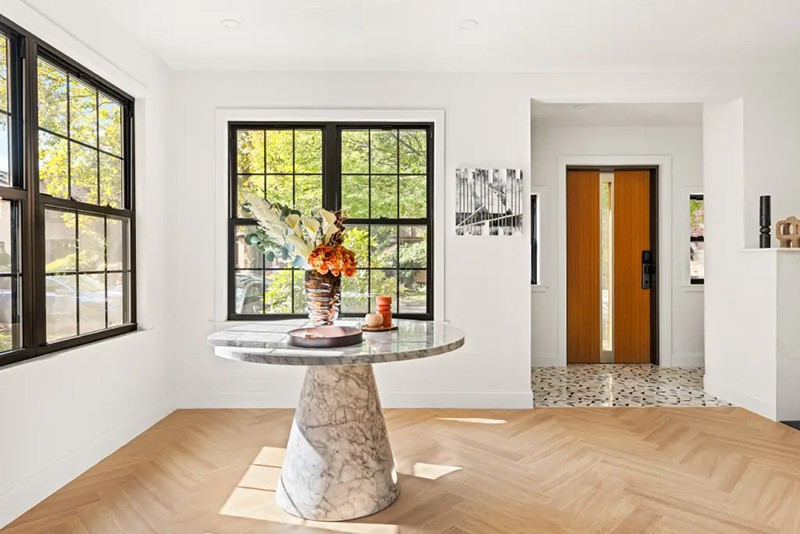 Diện tích hơn 316 mét vuông, gồm 5 phòng ngủ, 5 phòng tắm, 4 tầng. Đã được cải tạo toàn diện sau khi bị bỏ hoang, hư hỏng nặng do vỡ ống nước và nấm mốc. chum-anh-ngoi-nha-thoi-tho-au-cua-tong-thong-donald-trump-03.jpg