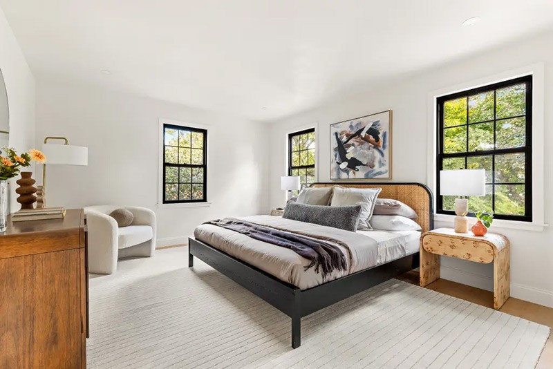 Một trong năm phòng ngủ sau cải tạo. chum-anh-ngoi-nha-thoi-tho-au-cua-tong-thong-donald-trump-016.jpg