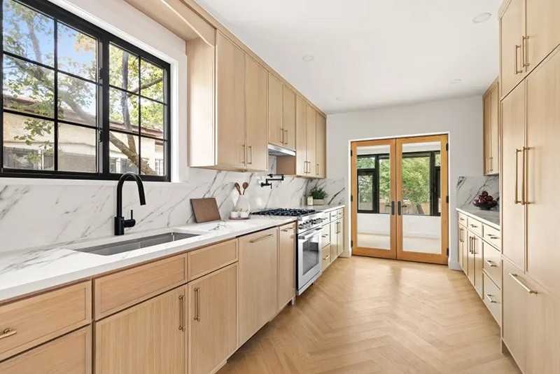 Sau đó được cho thuê làm một nền tảng trực tuyến cho thuê chỗ ở ngắn hạn Airbnb với chủ đề Trump, thu hút nhiều khách thuê. chum-anh-ngoi-nha-thoi-tho-au-cua-tong-thong-donald-trump-08.jpg