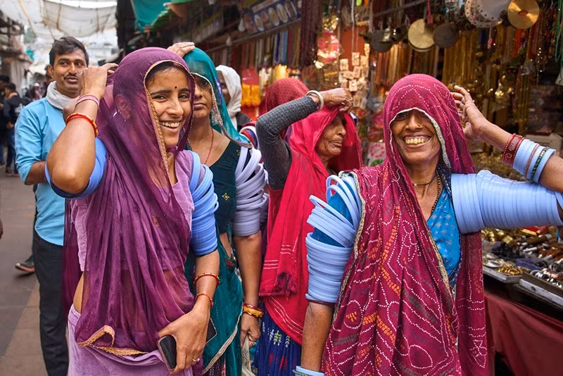 Phụ nữ mua sắm tại khu chợ gần hội chợ thường niên ở Pushkar, bang Rajasthan, Ấn Độ. Ảnh: AP. chum-anh-hoi-cho-lac-da-o-pushkar-an-do-1105-019.jpg