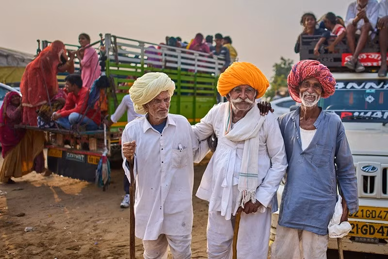 Người chăn lạc đà phản ứng với máy ảnh khi đến hội chợ thường niên ở Pushkar, bang Rajasthan, Ấn Độ. Ảnh: AP. chum-anh-hoi-cho-lac-da-o-pushkar-an-do-1105-021.jpg
