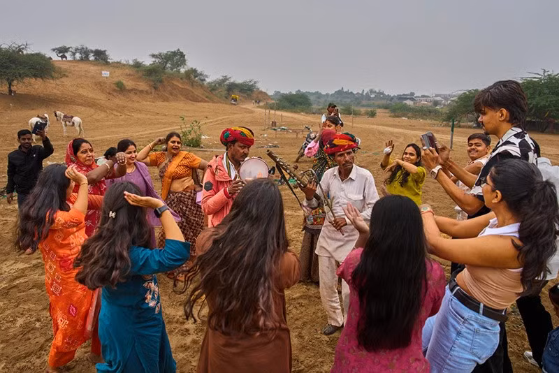 Du khách nhảy múa cùng người dân địa phương trong hội chợ thường niên ở Pushkar, bang Rajasthan, Ấn Độ. Ảnh: AP. chum-anh-hoi-cho-lac-da-o-pushkar-an-do-1105-018.jpg