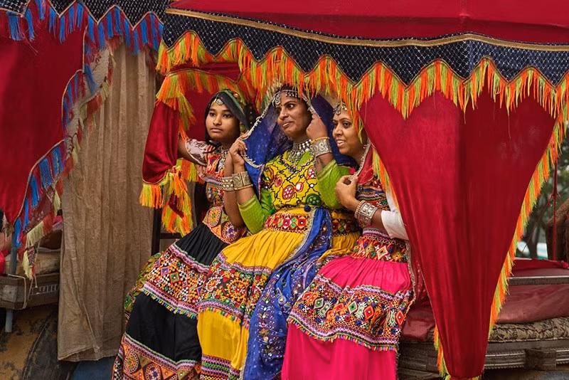 Du khách có thể trải nghiệm không khí lễ hội, mua sắm hàng thủ công, thưởng thức ẩm thực địa phương và chụp ảnh cùng lạc đà được trang trí rực rỡ chum-anh-hoi-cho-lac-da-o-pushkar-an-do-1105-08.jpg