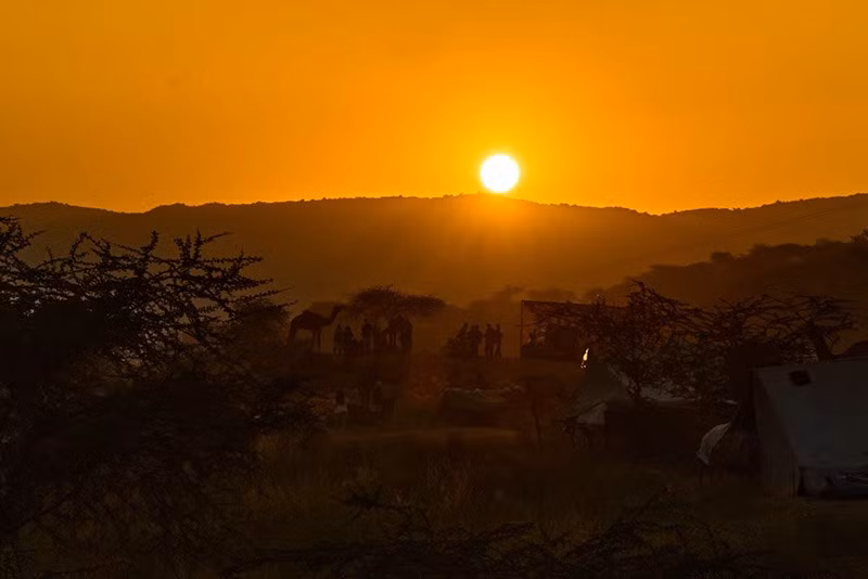 Mặt trời mọc trên hội chợ thường niên ở Pushkar, bang Rajasthan, Ấn Độ. Ảnh: AP. chum-anh-hoi-cho-lac-da-o-pushkar-an-do-1105-023.jpg