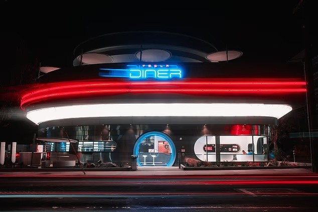 he-lo-quan-an-tesla-co-robot-phuc-vu-kem-tram-sac-lon-nhat-the-gioi-2.jpg