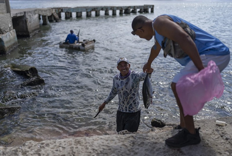 Được trang bị nước cho chuyến đi kéo dài 5-6 giờ, những người đánh cá này cũng dựa vào “mồi câu” khéo léo của họ, những con mực giả làm bằng nhựa và giấy óng ánh, để dụ những con cá lớn. chum-anh-nguoi-dan-cuba-su-dung-be-corchos-bat-ca-010.jpg