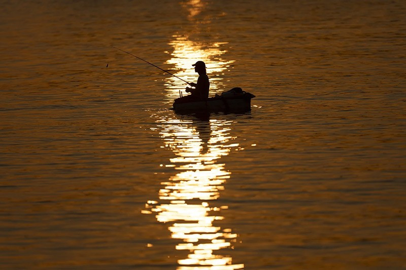 Họ là những ngư dân trôi nổi trên những chiếc bè tạm thời đã trở nên phổ biến trên vùng biển ngoài khơi bờ biển Havana, khi người Cuba tìm cách bắt cá khi việc mua thuyền đánh cá rất phức tạp, nếu không muốn nói là không thể. chum-anh-nguoi-dan-cuba-su-dung-be-corchos-bat-ca-012.jpg