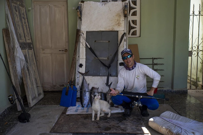 Một chiếc thuyền nhỏ ở Cuba có giá khoảng 30.000 USD, trái ngược hoàn toàn với mức lương trung bình hàng tháng là 25 USD của họ. Dù nhiều người Cuba nhận được kiều hối từ các thành viên gia đình ở Mỹ, nhưng không đủ. chum-anh-nguoi-dan-cuba-su-dung-be-corchos-bat-ca-07.jpg