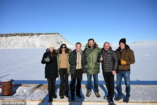 den-greenland-trong-cai-lanh-am-19-do-ong-vance-cao-buoc-dan-mach-2.jpg