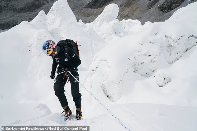 ky-luc-chan-dong-nguoi-dau-tien-truot-tuyet-xuong-dinh-everest-khong-dung-oxy-6.jpg