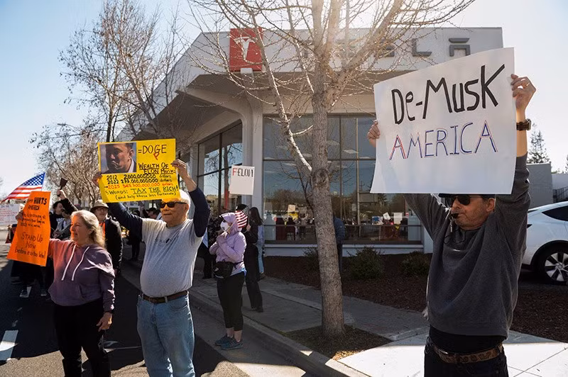chum-anh-nhung-nguoi-bieu-tinh-phan-doi-musk-012.jpg