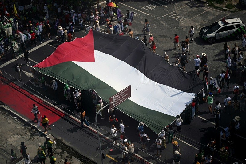 Một lá cờ Palestine khổng lồ và các biểu ngữ “Tự do cho Palestine” xuất hiện khắp đám đông. bien-doi-khi-hau-8.jpg