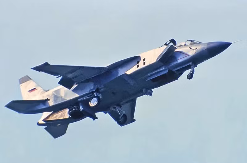 Đạt Mach 1.4 (~1.715 km/h), có vòi phun xoay 3D tiên tiến. Tuy nhiên, nó gặp vấn đề tiếng ồn lớn và hút khí nóng khi bay thẳng đứng. Dự án dừng năm 1991, là nền tảng cho Yak‑43 và Yak‑201 sau này 10-chien-dau-co-cat-ha-canh-thang-dung-khien-the-gioi-ngac-nhien-3.jpg