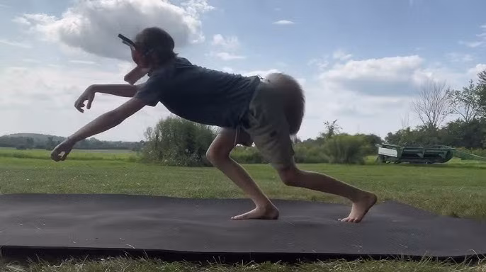 Ông Samuel Cornell và ông Hunter Bennett, hai chuyên gia khoa học thể dục tại Australia, cho rằng quadrobics chỉ dựa vào sức cản từ trọng lượng cơ thể nên tải trọng lên cơ bắp bị giới hạn. quadrobics-5.jpg