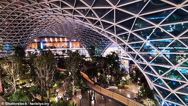 Sân bay Hamad (Qatar): Xếp thứ 6 với điểm số 8.27/10. Có 184 tuyến bay, gồm 174 tuyến hạng thương gia. Sân bay có 19 phòng chờ, không có khách sạn 3 sao trong bán kính 1,6km, nhưng chỉ mất 22 phút đến trung tâm thương mại. chum-anh-nhung-san-bay-tot-nhat-the-gioi-1105-06.jpg