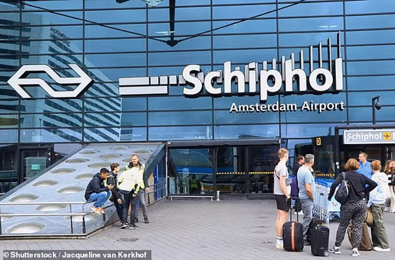 Sân bay Schiphol (Amsterdam, Hà Lan): Xếp thứ 10 với điểm số 7.25/10. Có 269 tuyến bay, trong đó 184 là tuyến hạng thương gia. Sân bay có 10 phòng chờ và cách trung tâm thương mại 33.5 phút di chuyển. chum-anh-nhung-san-bay-tot-nhat-the-gioi-1105-010.jpg