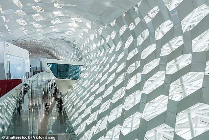 Sân bay Bao'an (Thâm Quyến, Trung Quốc): Đạt điểm số 8.18/10. Có 162 tuyến bay, 82% là tuyến hạng thương gia. Có 5 khách sạn gần sân bay và cách trung tâm thương mại 40 phút. chum-anh-nhung-san-bay-tot-nhat-the-gioi-1105-07.jpg