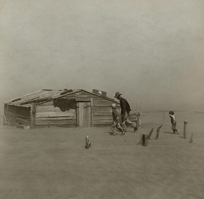 Thảm họa môi trường Dust Bowl (1930s). Hạn hán và canh tác sai cách biến vùng Great Plains thành sa mạc bụi, buộc hàng ngàn người phải di cư, thay đổi chính sách nông nghiệp Mỹ. chum-anh-15-tham-hoa-thien-nhien-cuc-doan-03.jpg