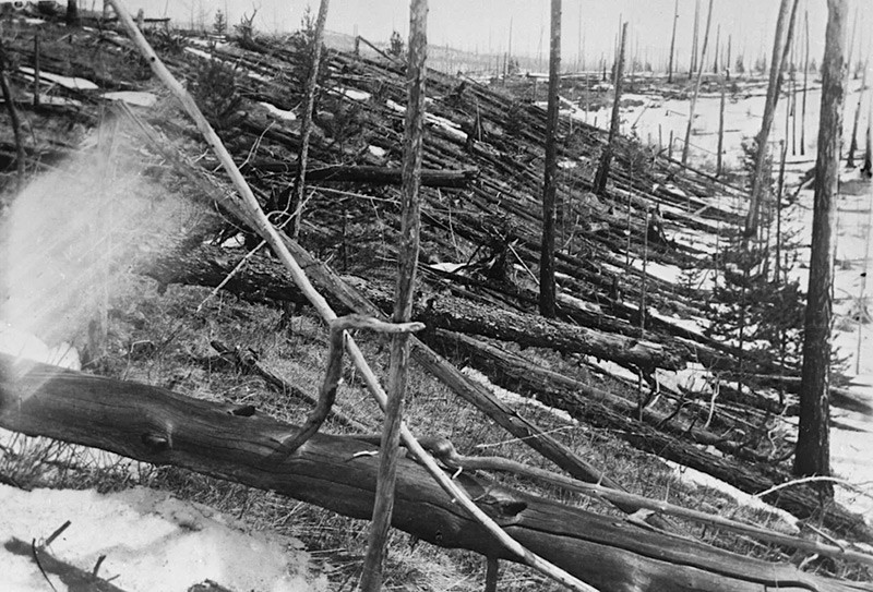Vụ nổ Tunguska (1908). Một thiên thạch phát nổ trên không, san phẳng 2.072 km vuông rừng Siberia, không để lại hố nhưng gây chấn động toàn cầu. chum-anh-15-tham-hoa-thien-nhien-cuc-doan-04.jpg