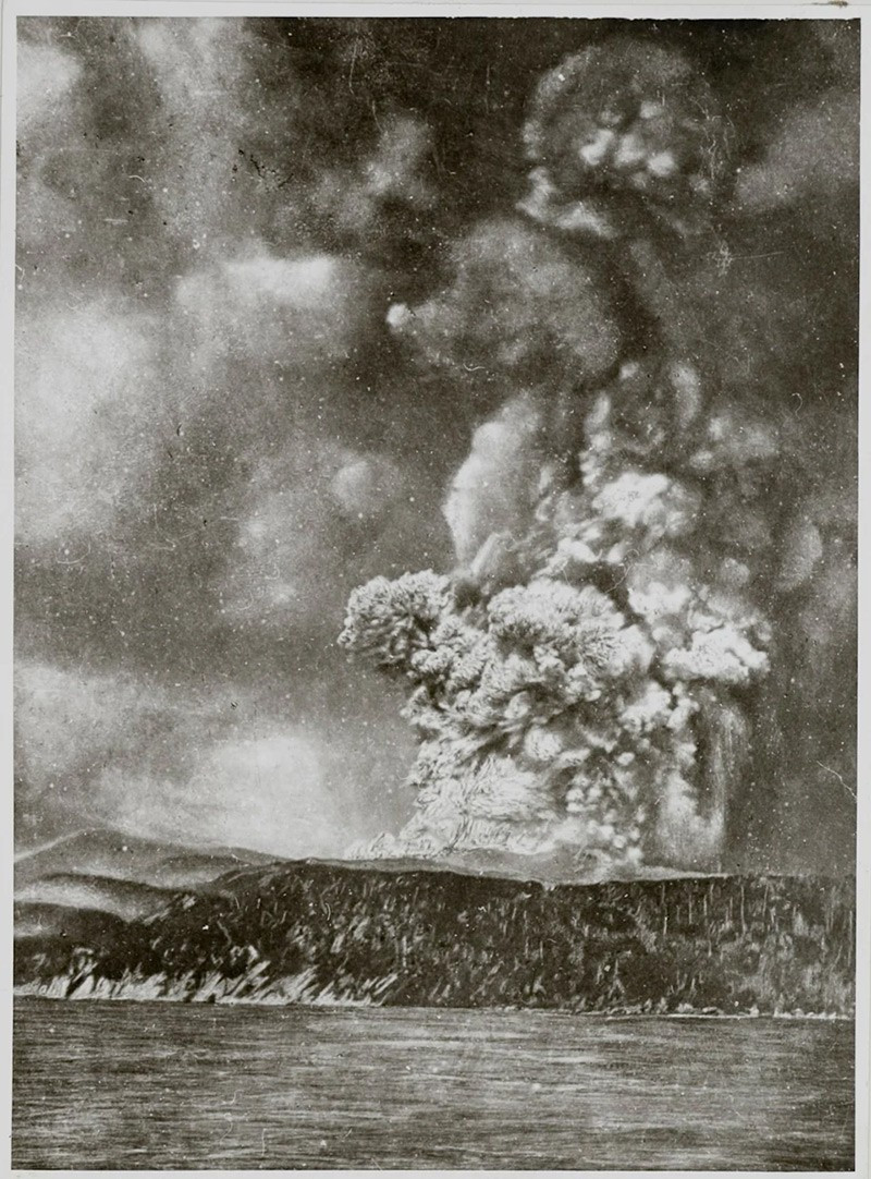 Núi lửa Krakatoa phun trào (1883). Nghe thấy cách hơn 4.800km, phá hủy phần lớn đảo, gây sóng thần và ảnh hưởng khí hậu toàn cầu trong nhiều năm. chum-anh-15-tham-hoa-thien-nhien-cuc-doan-011.jpg