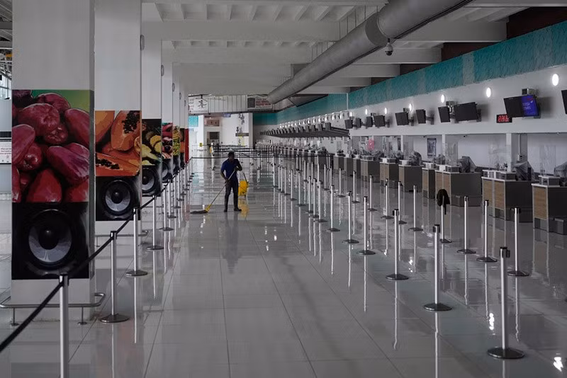 Một nhân viên vệ sinh lau sàn tại Sân bay Quốc tế Norman Manley, nơi đã đóng cửa trước khi Bão Melissa đến, ở Kingston, Jamaica, ngày Chủ Nhật, 26/10 chum-anh-bao-melissa-anh-huong-vung-caribe-05-06.jpg