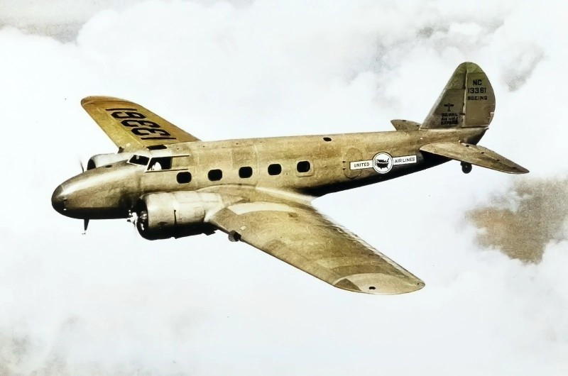 7. Boeing 247 (1933) Được coi là “cha đẻ của máy bay chở khách hiện đại”, với kết cấu kim loại, càng thu vào và khí động học vượt trội máy bay này đã đặt nền móng cho sự phát triển của Boeing và ngành hàng không dân dụng. nhung-huyen-thoai-bau-troi-thay-doi-lich-su-hang-khong-7.jpg