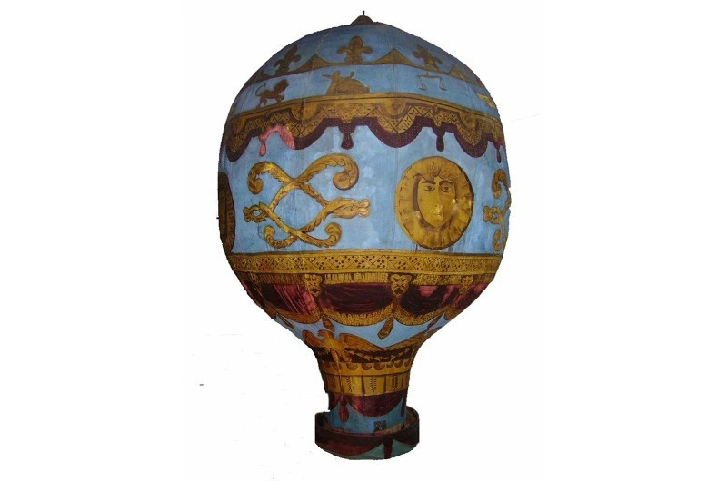 2. Montgolfier Balloons (1783). Khinh khí cầu của anh em Montgolfier đưa động vật rồi con người lên trời, mở ra kỷ nguyên bay. Sự kiện gây nên “cơn sốt khinh khí cầu” khắp châu Âu, đánh dấu bước ngoặt lịch sử hàng không. nhung-huyen-thoai-bau-troi-thay-doi-lich-su-hang-khong-2.jpg