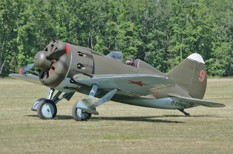 6. Polikarpov I-16 (1933). Tiêm kích Liên Xô tiên phong với thiết kế cánh đơn thấp và càng thu vào. Tốc độ vượt trội so với máy bay hai tầng cánh, đặt nền móng cho các tiêm kích hiện đại trong Thế chiến II và sau đó. nhung-huyen-thoai-bau-troi-thay-doi-lich-su-hang-khong-6.jpg