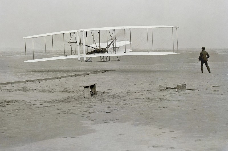 10. Wright Flyer (1903). Chiếc máy bay đầu tiên thực hiện chuyến bay có người lái thành công, do anh em Wright chế tạo. Di sản này được mang lên Mặt Trăng và sao Hỏa, biểu tượng cho bước ngoặt lịch sử nhân loại. nhung-huyen-thoai-bau-troi-thay-doi-lich-su-hang-khong-10.jpg