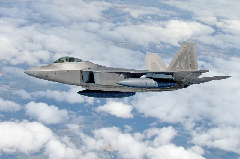 1. Lockheed Martin F-22 Raptor. Tiêm kích tàng hình đầu tiên thực sự, ra mắt năm 1997, nổi bật với khả năng radar stealth, siêu hành trình và siêu cơ động. Thiết kế ảnh hưởng sâu rộng đến F-35 và nhiều tiêm kích thế hệ mới. nhung-huyen-thoai-bau-troi-thay-doi-lich-su-hang-khong.jpg