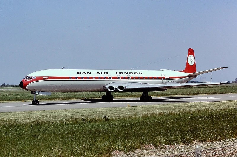 3. de Havilland Comet (1949). Máy bay phản lực thương mại đầu tiên, tốc độ vượt trội và thiết kế đẹp mắt. Dù gặp sự cố kim loại mỏi, Comet vẫn mở ra “Jet Age” và đặt nền móng cho Boeing 707 cùng thế hệ máy bay phản lực sau này. nhung-huyen-thoai-bau-troi-thay-doi-lich-su-hang-khong-3.jpg