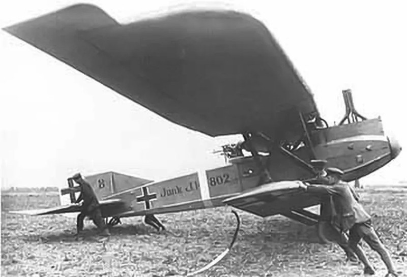 9. Junkers J 1 (1915). Máy bay kim loại toàn phần đầu tiên, với cánh tự chịu lực và cấu trúc thép nhôm tiên tiến. Mở đường cho Junkers F13 và Ju 52, khởi đầu kỷ nguyên máy bay kim loại, thay đổi hoàn toàn thiết kế hàng không. nhung-huyen-thoai-bau-troi-thay-doi-lich-su-hang-khong-9.jpg